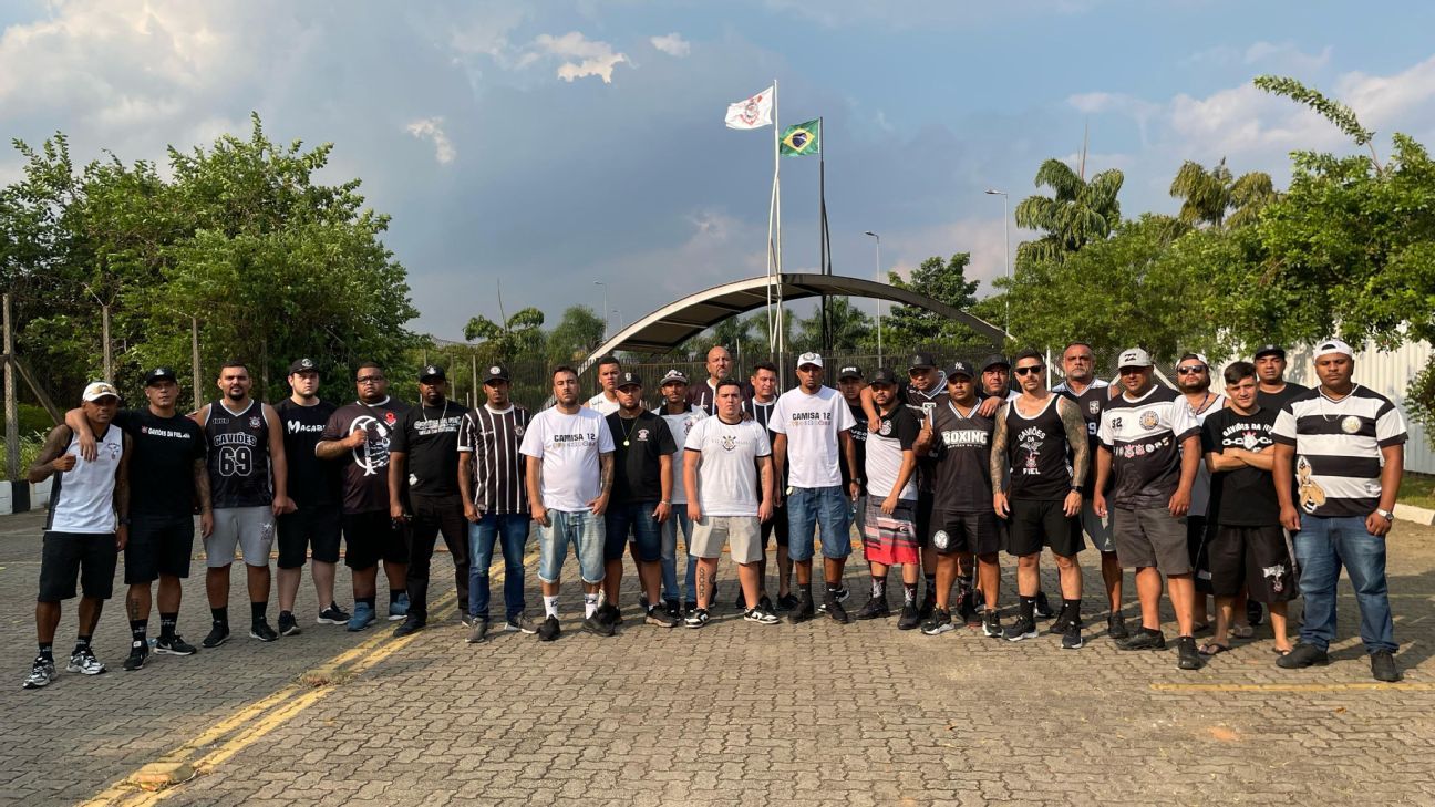 Organizadas do Corinthians vão ao CT e cobram mudança de postura dos atletas: 'Apatia e falta de entrega não combinam com o clube'