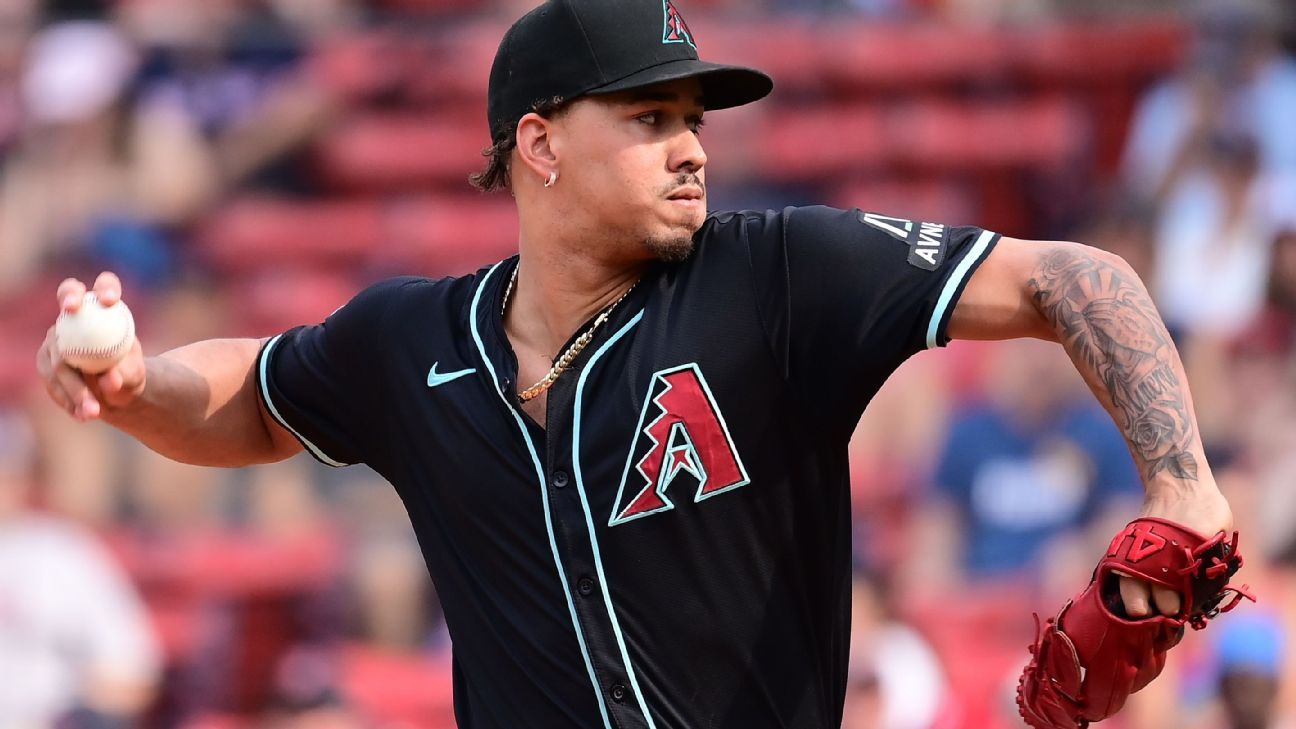 Diamondbacks give reliever Martinez 5-year deal