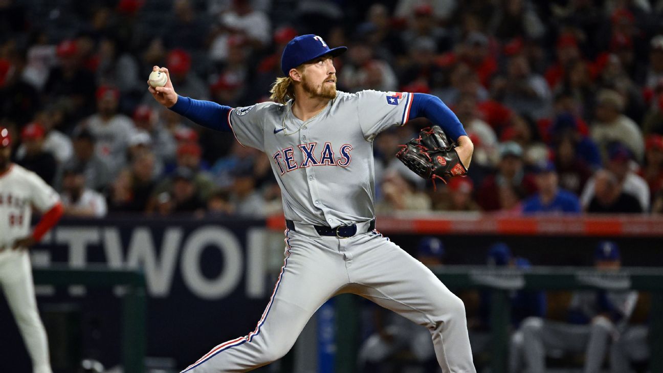Phillies get reliever Robert in trade with Rangers