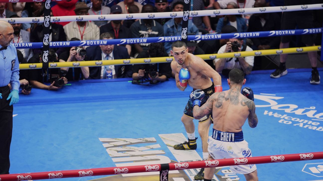 Lopez tops Barboza in Times Square to retain belt