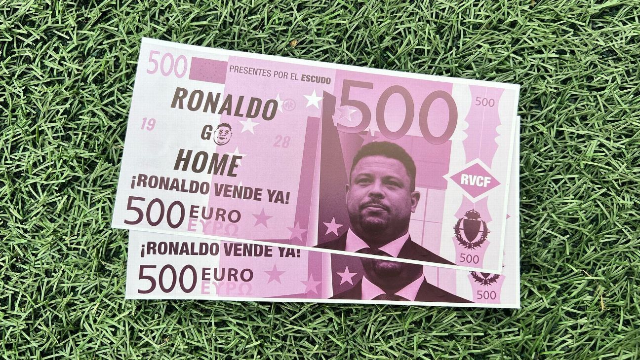 Torcida do Valladolid atira notas de dinheiro com cara de Ronaldo em protesto