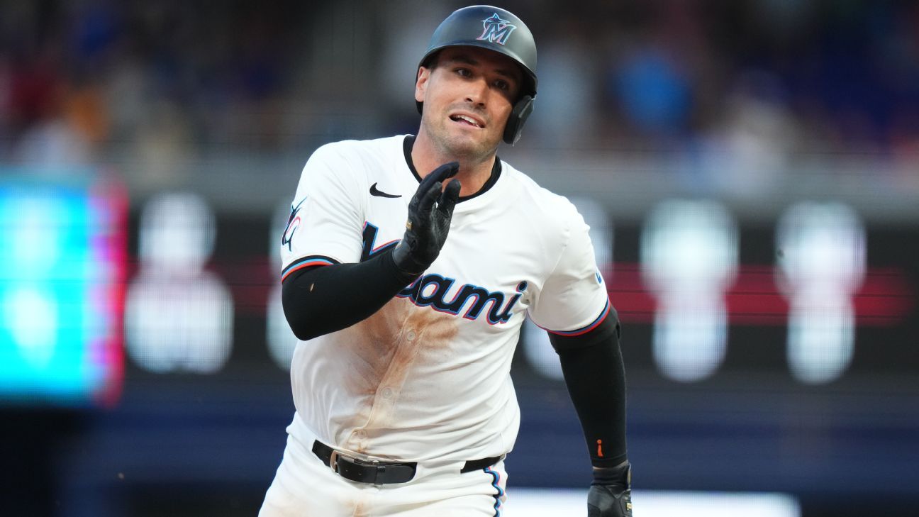 Marlins reinstate C Fortes, place 2B Lopez on IL