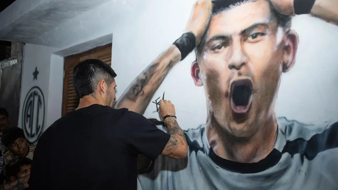 'Carrasco' do Flamengo ganha até mural em cidade do Central Córdoba e se emociona: 'Nunca pensei'