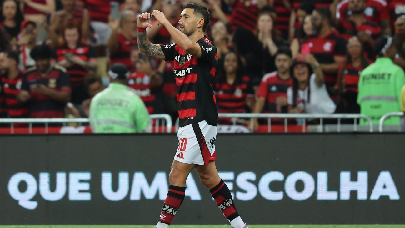 Flamengo 'seca' Palmeiras para seguir líder
