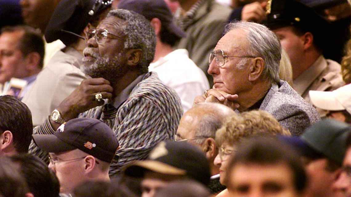 Легенды Селтикс наблюдают за игрой