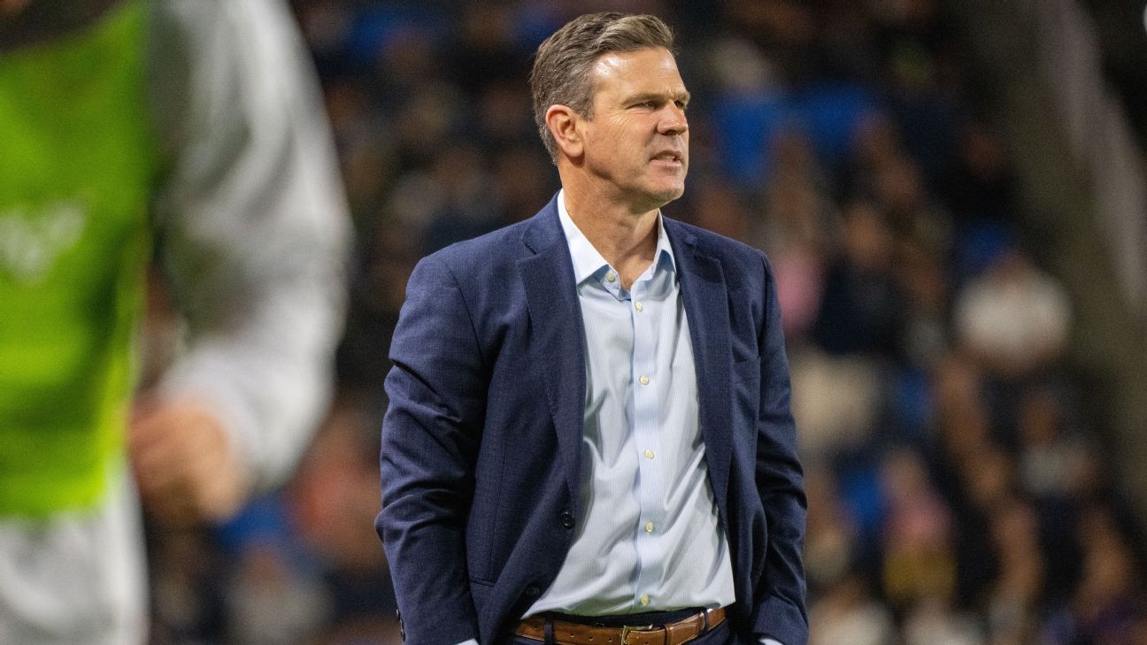 Galaxy extend coach despite record winless start