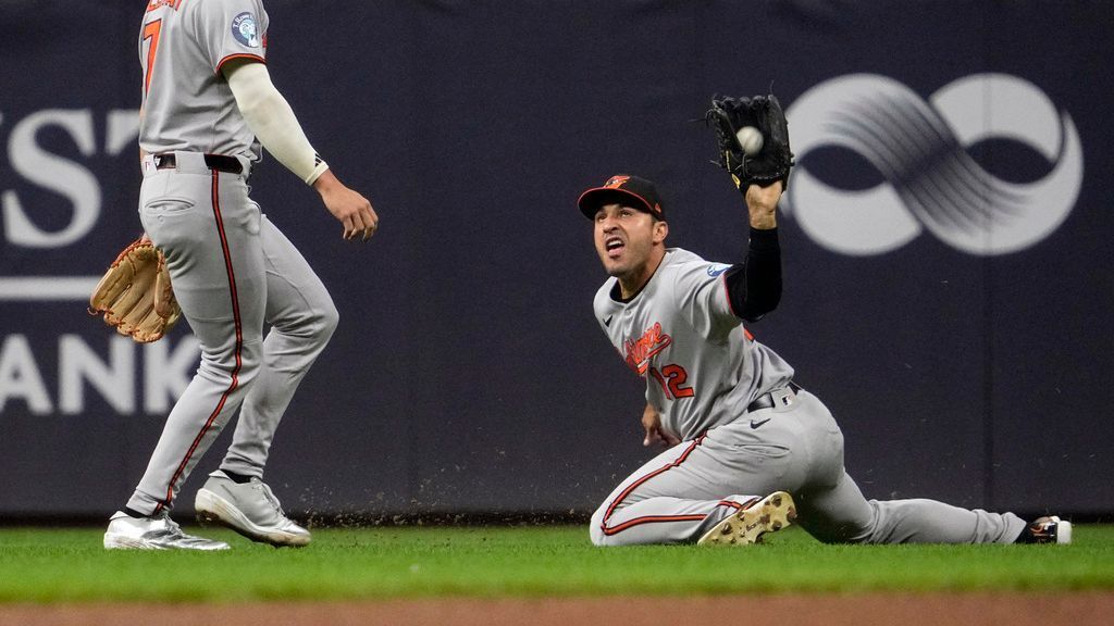 Orioles' Laureano leaves game after hurting ankle