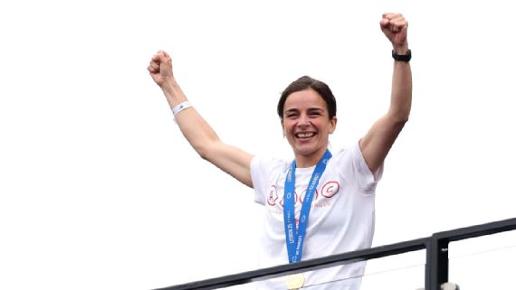 Arsenal Win Champions League | Women's Football News Arsenal manager Renee Slegers acknowledging the fans