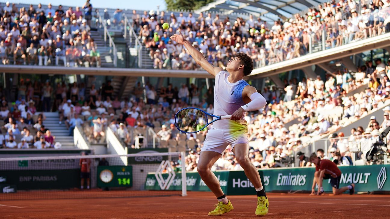 Alcaraz Suffers But Advances at Roland Garros: Shelton in the Round of 16