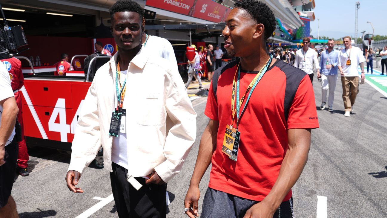 Bukayo Saka y Myles Lewis-Skelly del Arsenal e Inglaterra en el pit lane antes de la carrera.