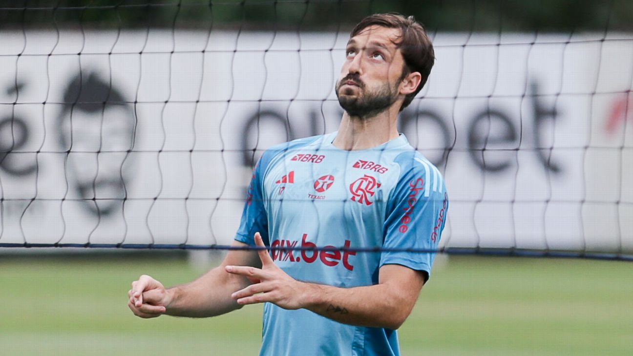 Flamengo recupera Viña após 10 meses, mas tem desfalque contra Fortaleza.