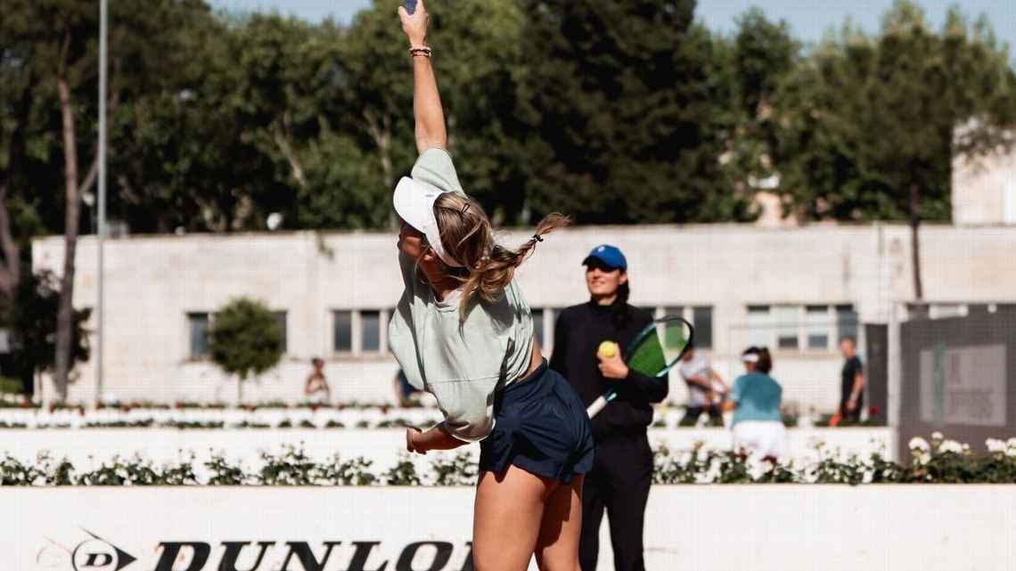 Fanni Varga in background