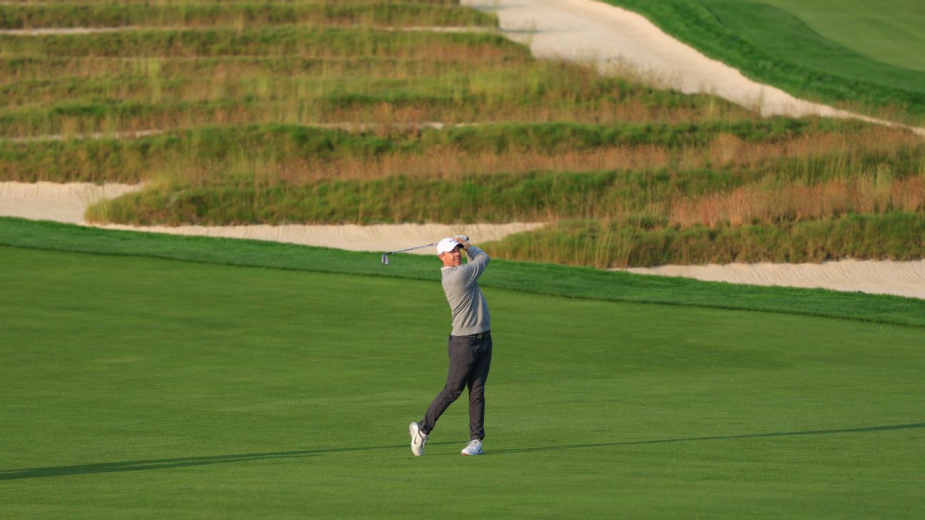 Rory McIlroy jugando en una ronda de práctica frente al búnker 'Church Pews' en el tercer hoyo.