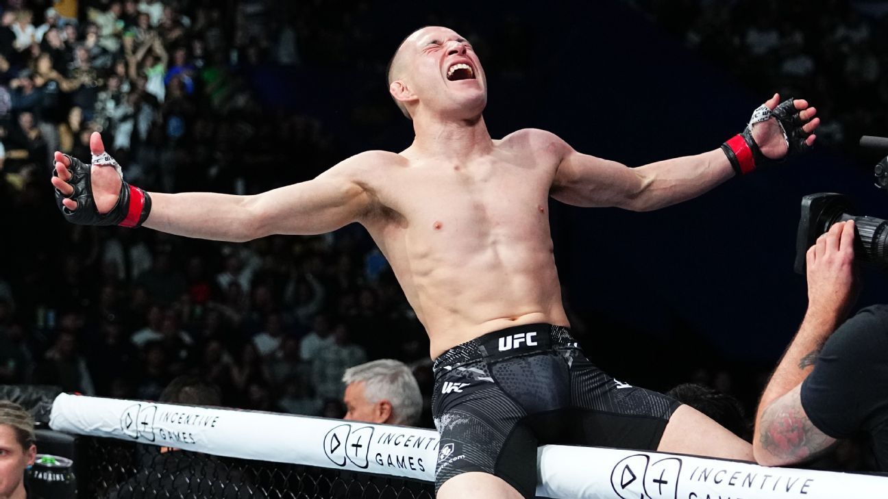 Kai Kara-France celebra su KO contra Steve Erceg en UFC 305