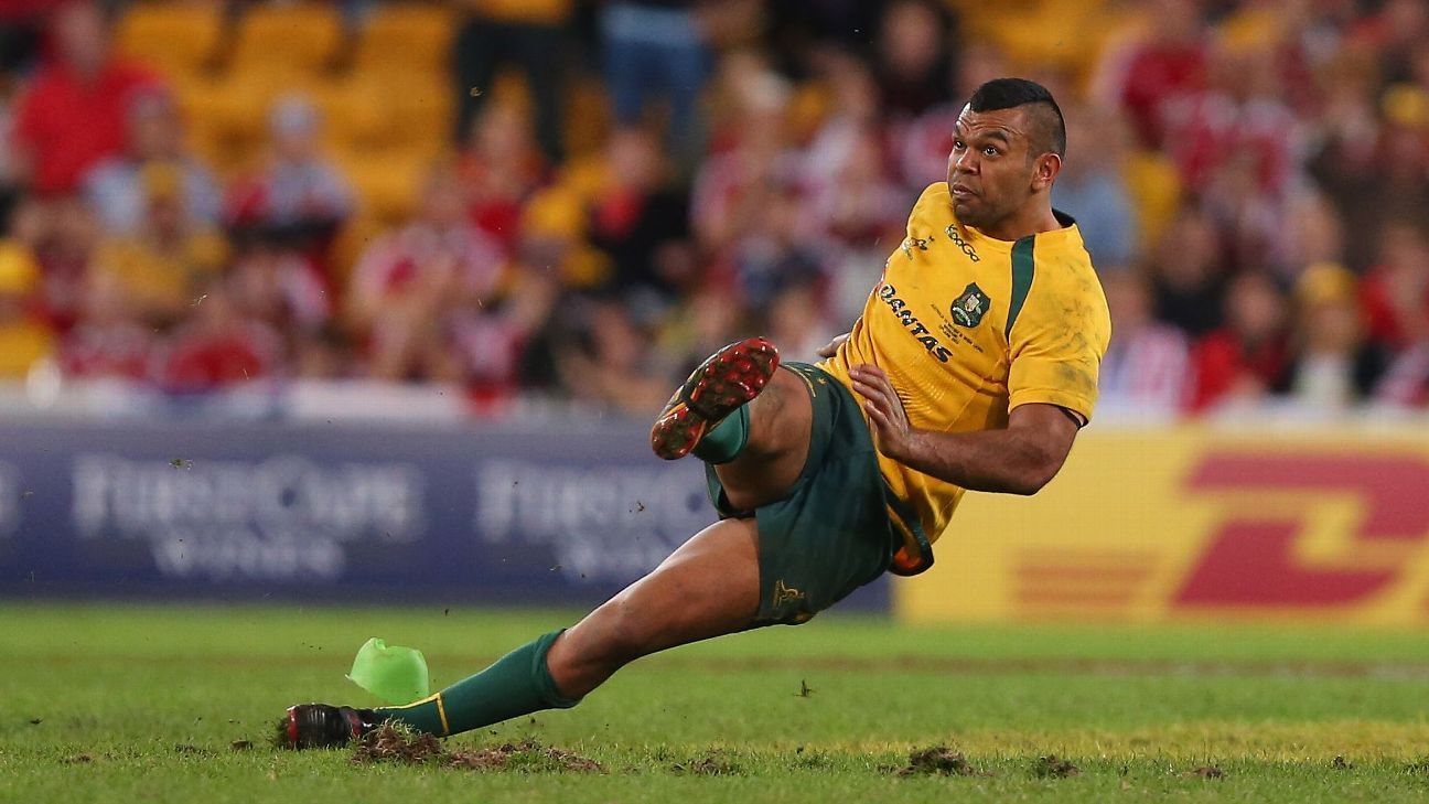 Kurtley Beale de los Wallabies se resbala al intentar un gol de penalti