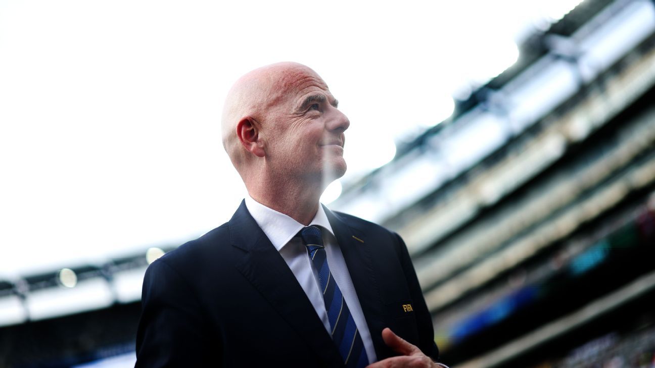 Presidente da Fifa elogia brasileiros e comenta possibilidade de sediar Mundial no Brasil