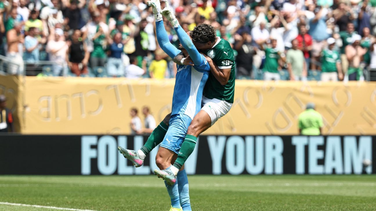 Palmeiras recebe premiação por avançar às quartas de final do Mundial de Clubes