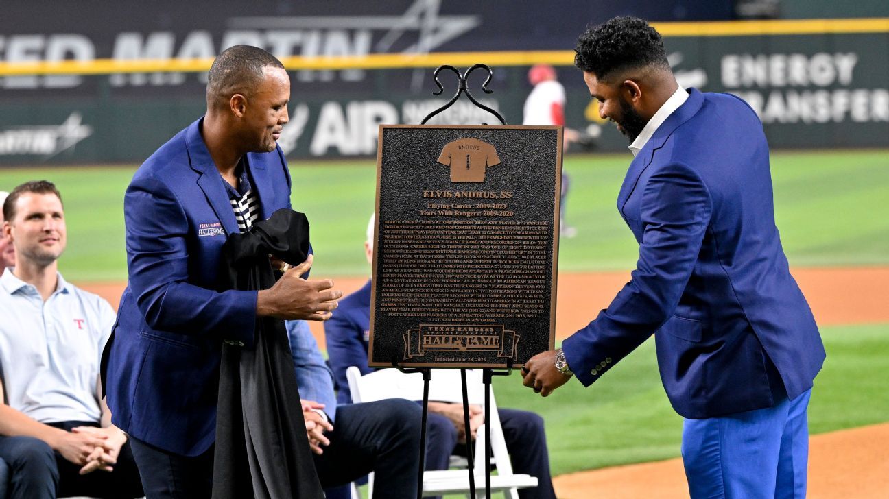 Rangers induct Andrus into HOF, with Beltre assist