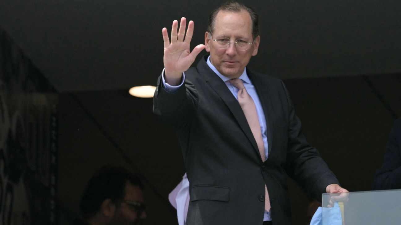 Textor quits Lyon, Palace await Euro decision
