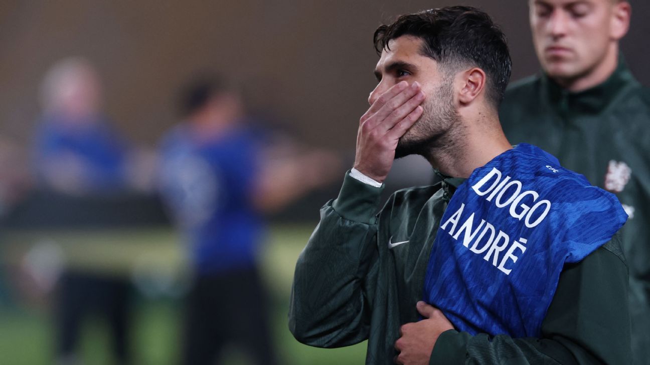 Pedro Neto presta homenagem a Diogo Jota e André Silva antes de confronto internacional.