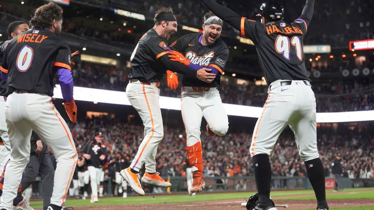 Giants walk off on Bailey's inside-the-park homer