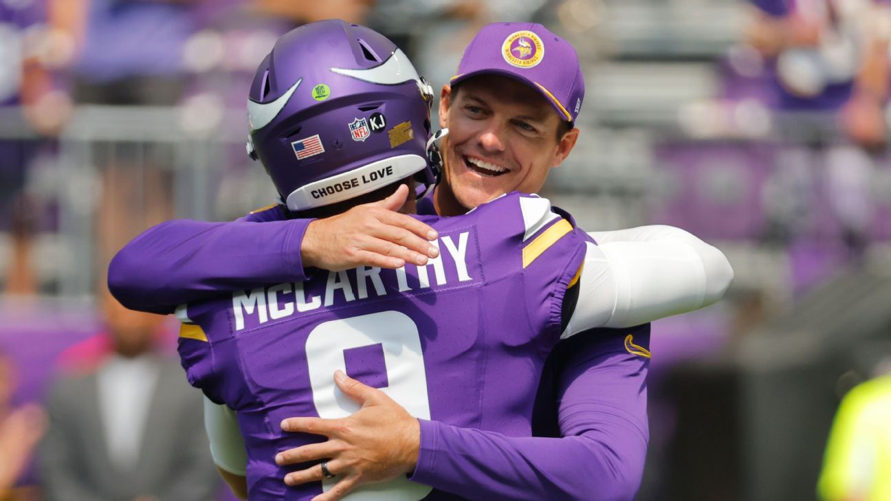 J.J. McCarthy con el entrenador Kevin O'Connell