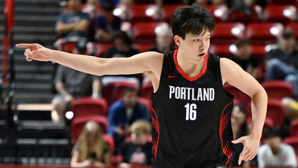Yang Hansen en un partido de baloncesto