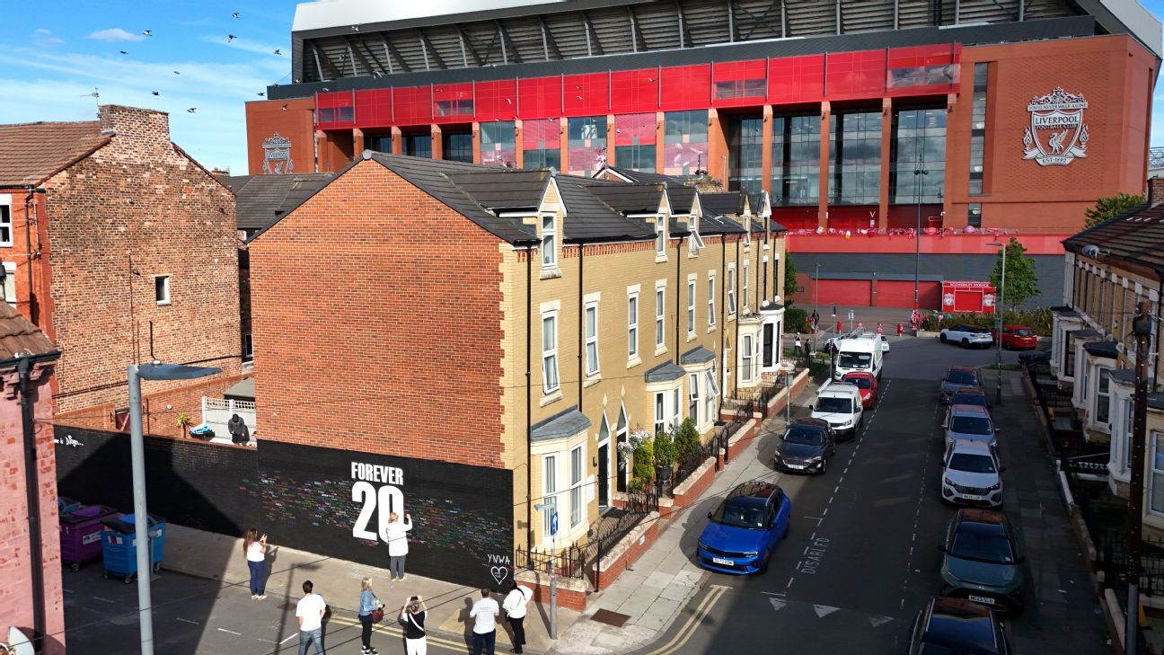 Un tributo que dice 'Forever 20' a las afueras de Anfield en honor a Diogo Jota.