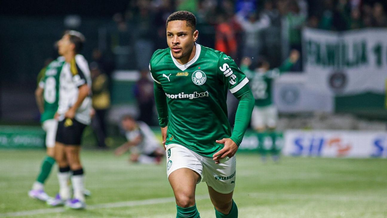 Vitor Roque comemora fim da sequência negativa no Palmeiras em polêmica arbitragem