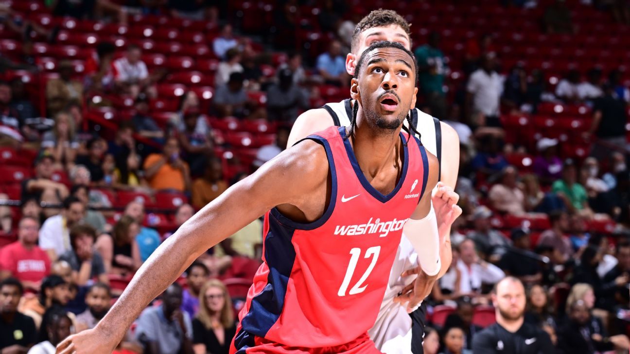 Alex Sarr en acción durante un partido.