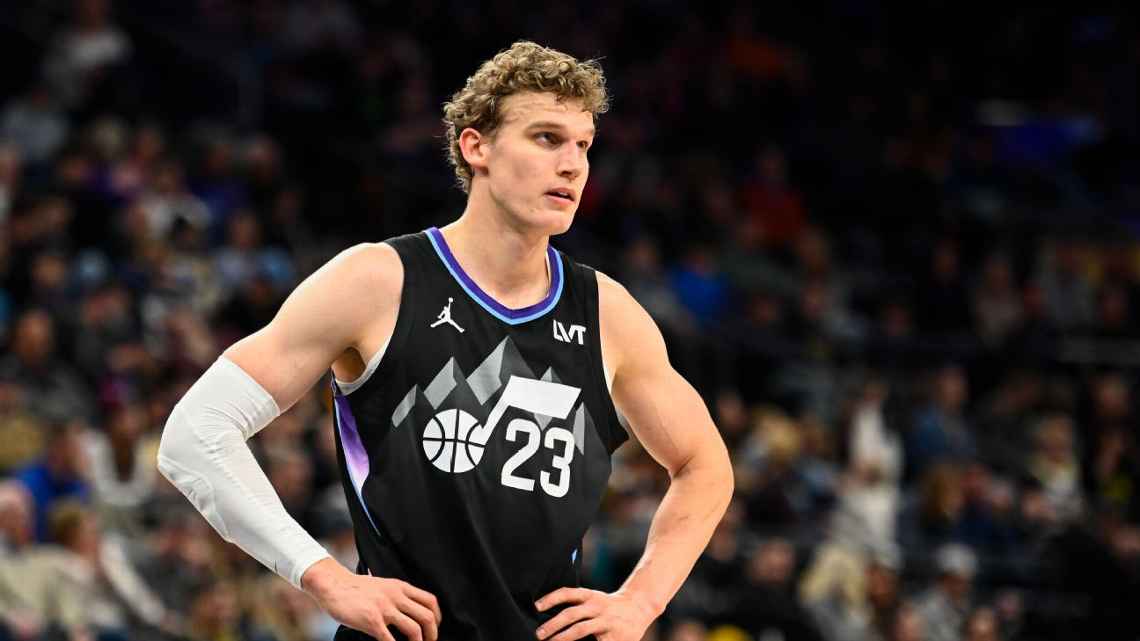 Lauri Markkanen playing basketball in a Jazz uniform.