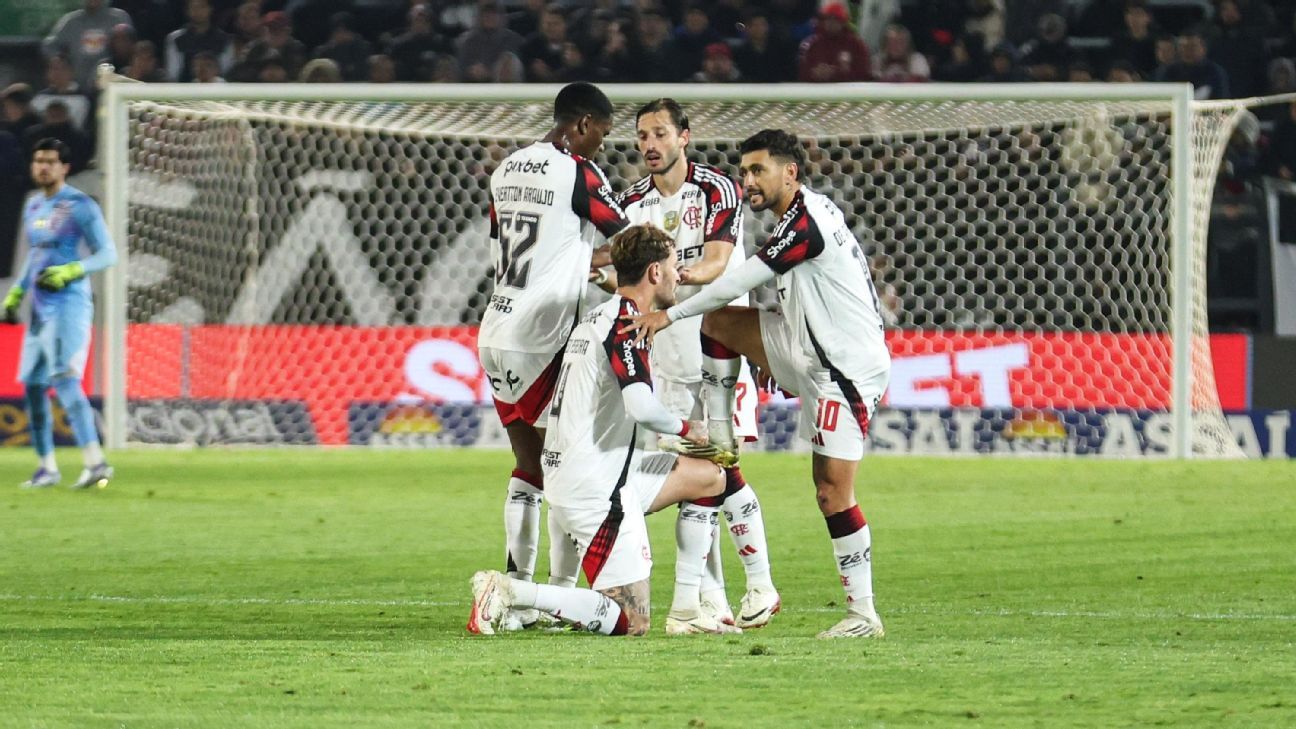 Flamengo supera Red Bull Bragantino com gol no fim e se aproxima do líder.