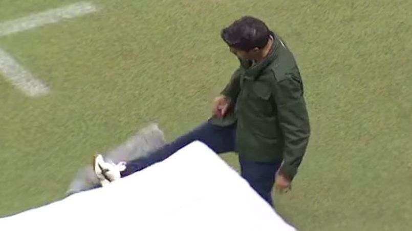 Abel chuta microfone após vitória do Palmeiras sobre o Grêmio no Brasileirão.