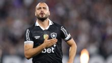 Botafogo recusa nova oferta de quase R$ 46 milhões do Tigres, do México, por Arthur Cabral, que não deve deixar o clube