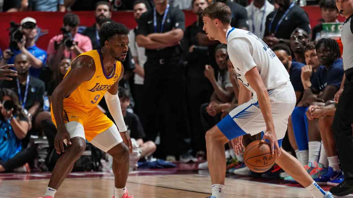 Купер Флэгг и Бронни Джеймс на баскетбольной площадке.