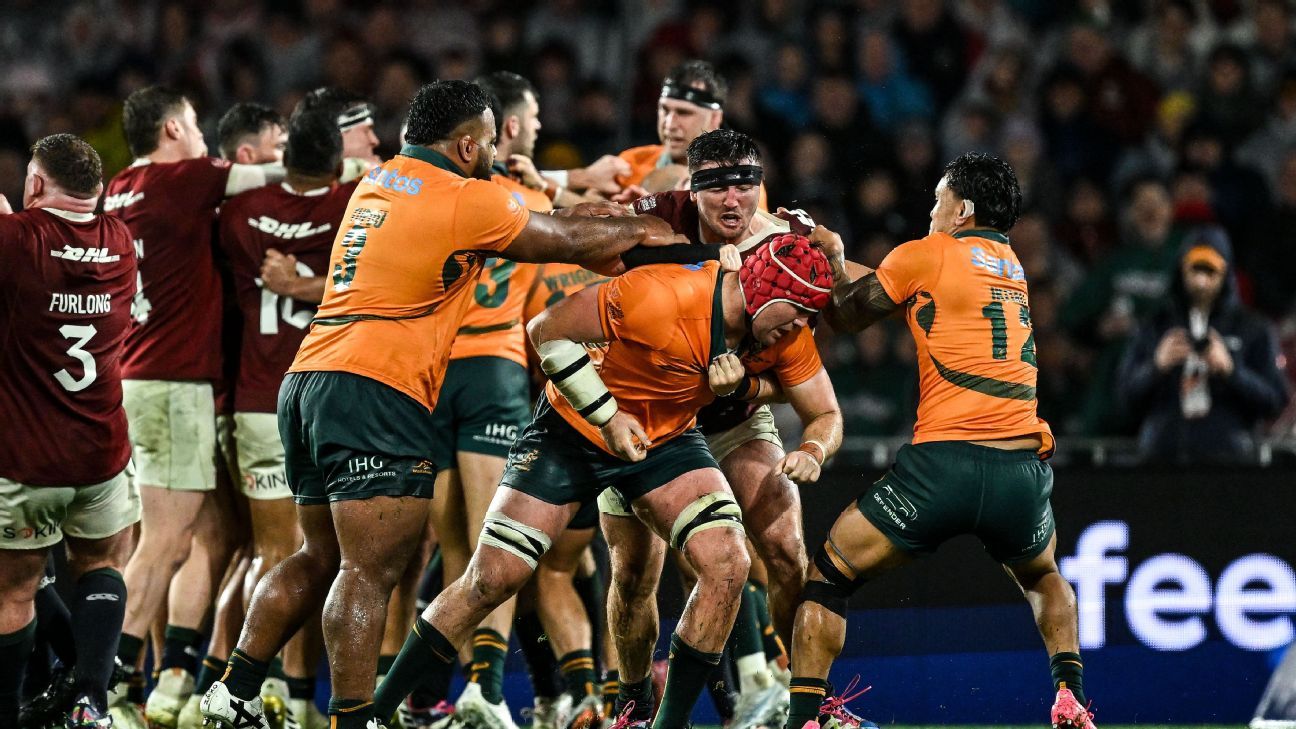 Tom Curry de los British & Irish Lions se enfrenta a los jugadores de Australia Harry Wilson, centro, Taniela Tupou, izquierda, y Len Ikitau, derecha