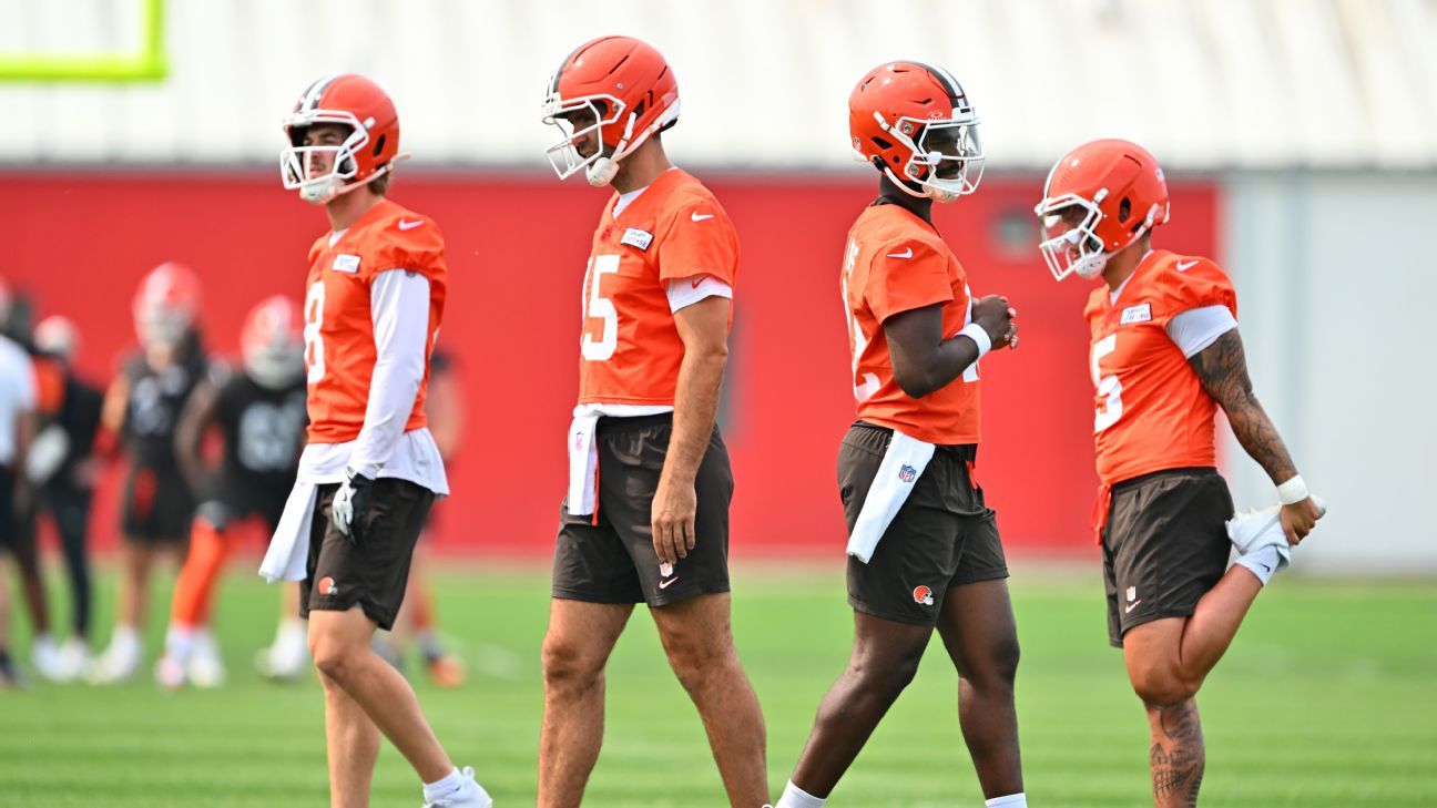 Los quarterbacks de los Cleveland Browns, de izquierda a derecha, Kenny Pickett, Joe Flacco, Shedeur Sanders y Dillon Gabriel, están hambrientos de repeticiones y oportunidades en el campo de entrenamiento para establecerse como titulares.