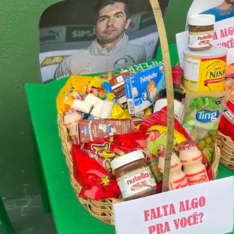 Torcedores do Palmeiras protestam na porta do CT com 'kit de doce' para jogadores sem vontade antes de 'final' contra o Corinthians