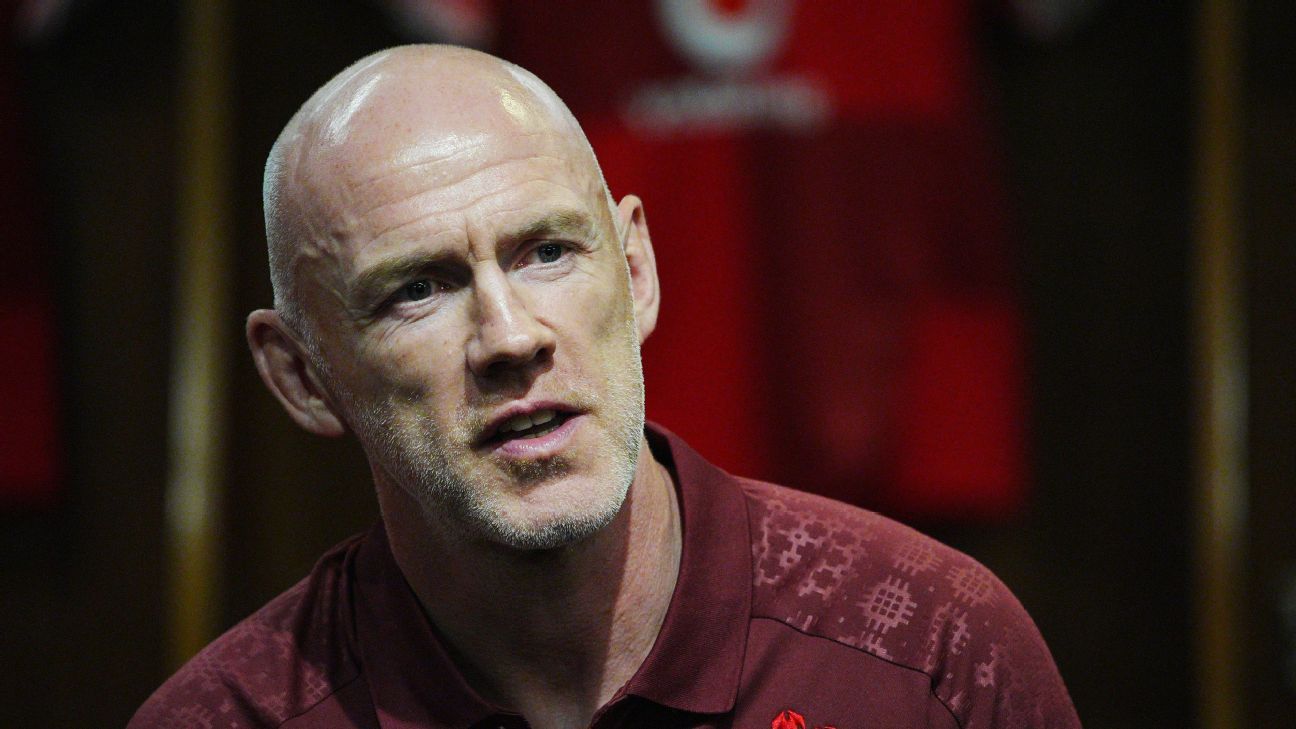 Steve Tandy ha sido presentado como el nuevo entrenador principal de Gales.