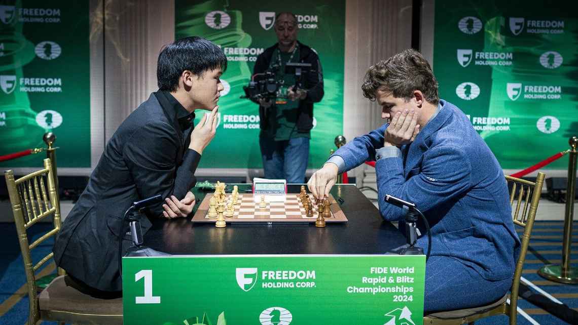 Авондер Лян играет против Магнуса Карлсена на Чемпионате мира по быстрым шахматам и блицу ФИДЕ 2024 года.