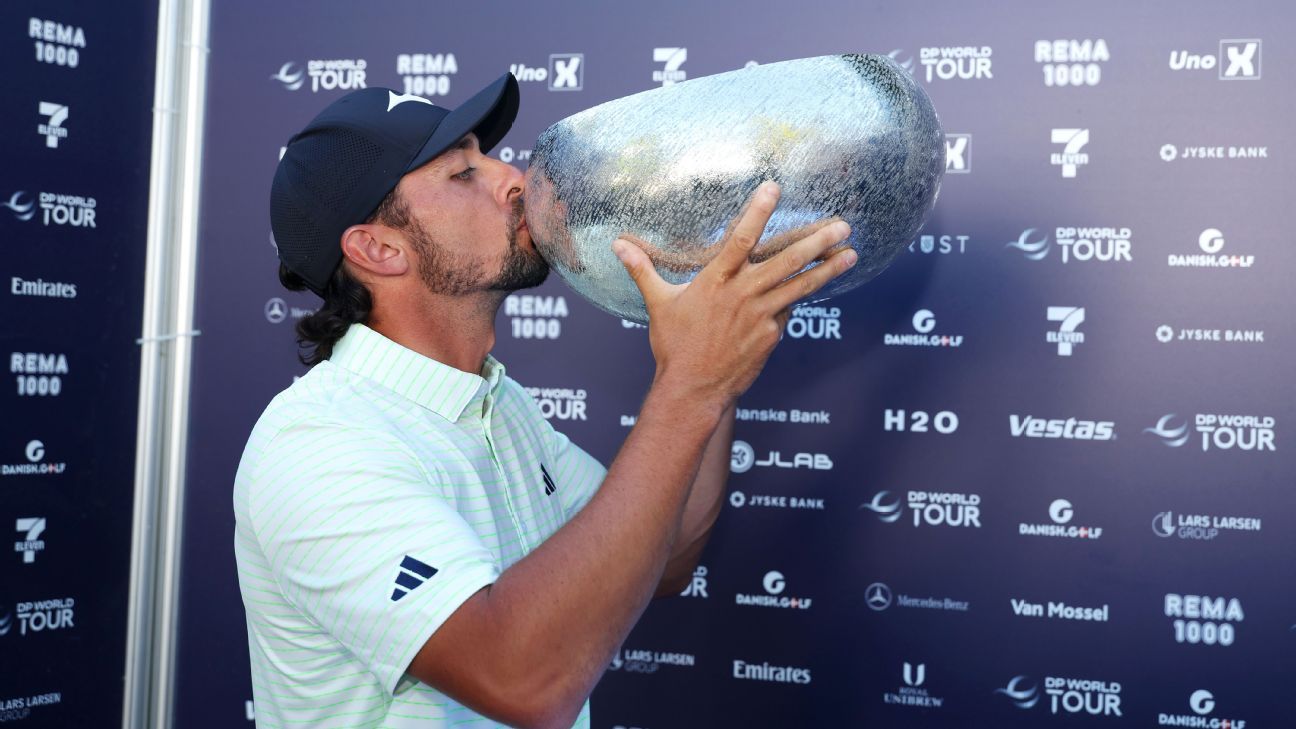 Marco Penge besa el trofeo del Campeonato Danés de Golf.