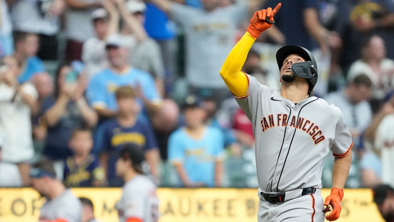 Willy Adames recibe una ovación de pie antes de su primer turno al bate en su regreso a Milwaukee el viernes por la noche, luego envió el primer lanzamiento que vio sobre la barda del jardín izquierdo.