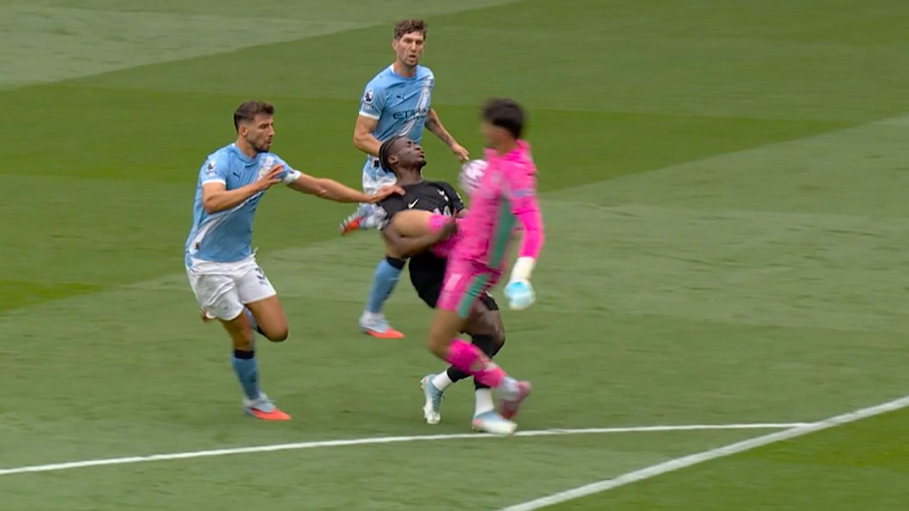 VAR in the Premier League: Refereeing errors? Man United, City and more in the debate.