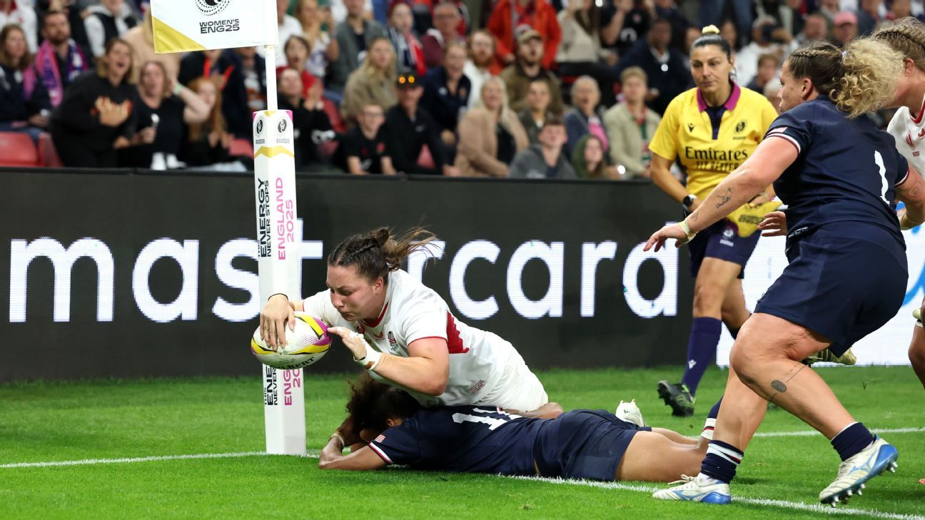 Amy Cokayne anotando en el partido inaugural de la Copa del Mundo contra Estados Unidos.