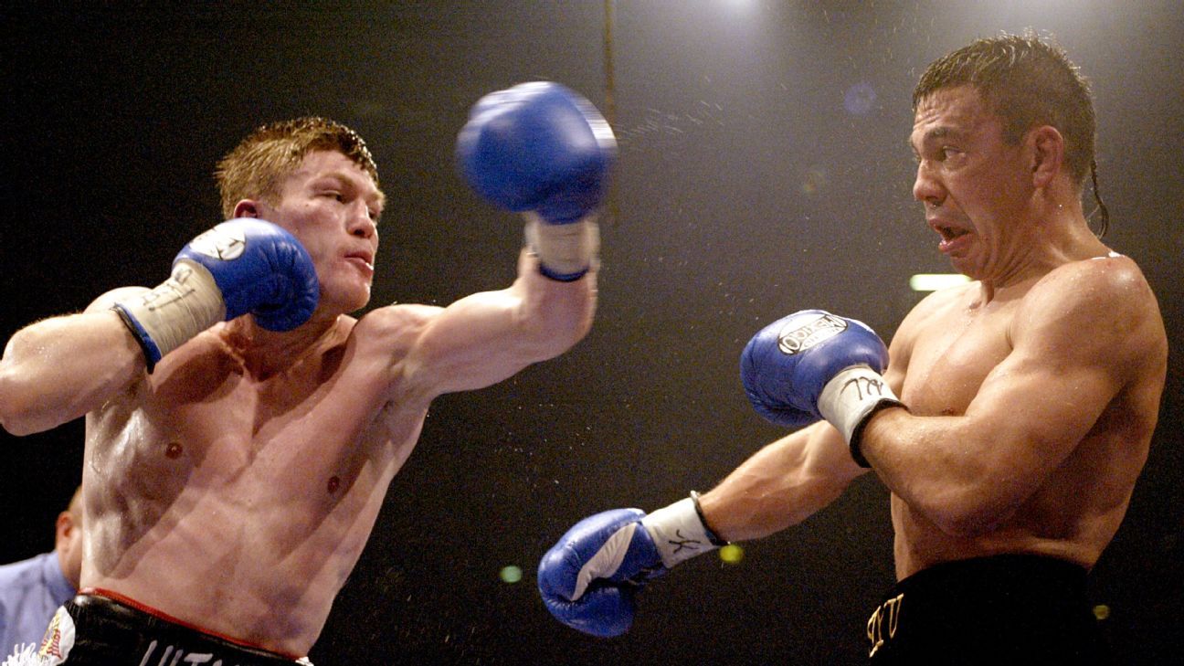 Ricky Hatton (L) beat Kostya Tszyu to win the junior welterweight world title in 2005.