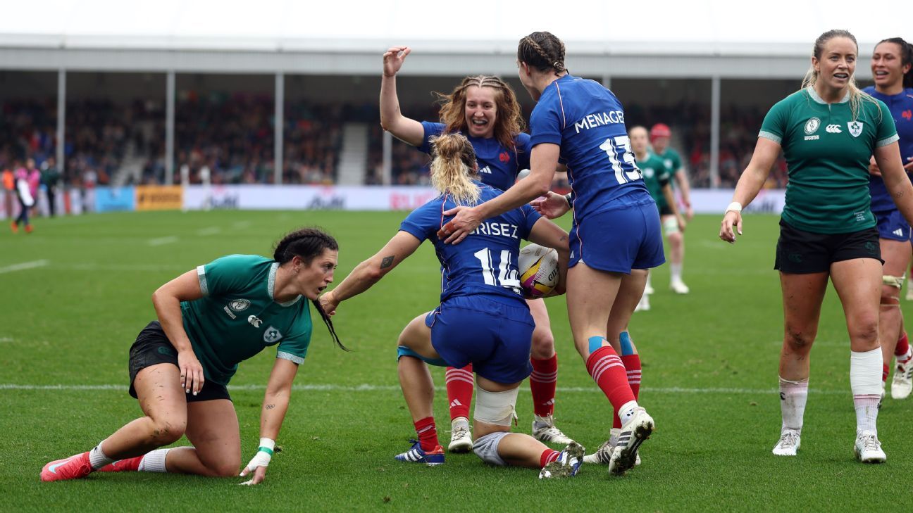 Joanna Grisez de Francia celebra el try decisivo contra Irlanda en los cuartos de final de la Copa Mundial Femenina de Rugby 2025.