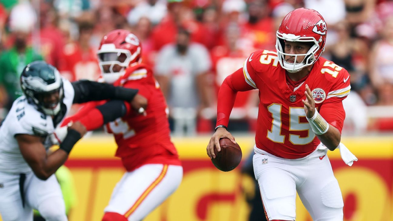 Eagles hold slim lead over Chiefs in second half