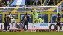 Déjà vu para Brey: ya había sufrido un gol olímpico en Arroyito con Boca