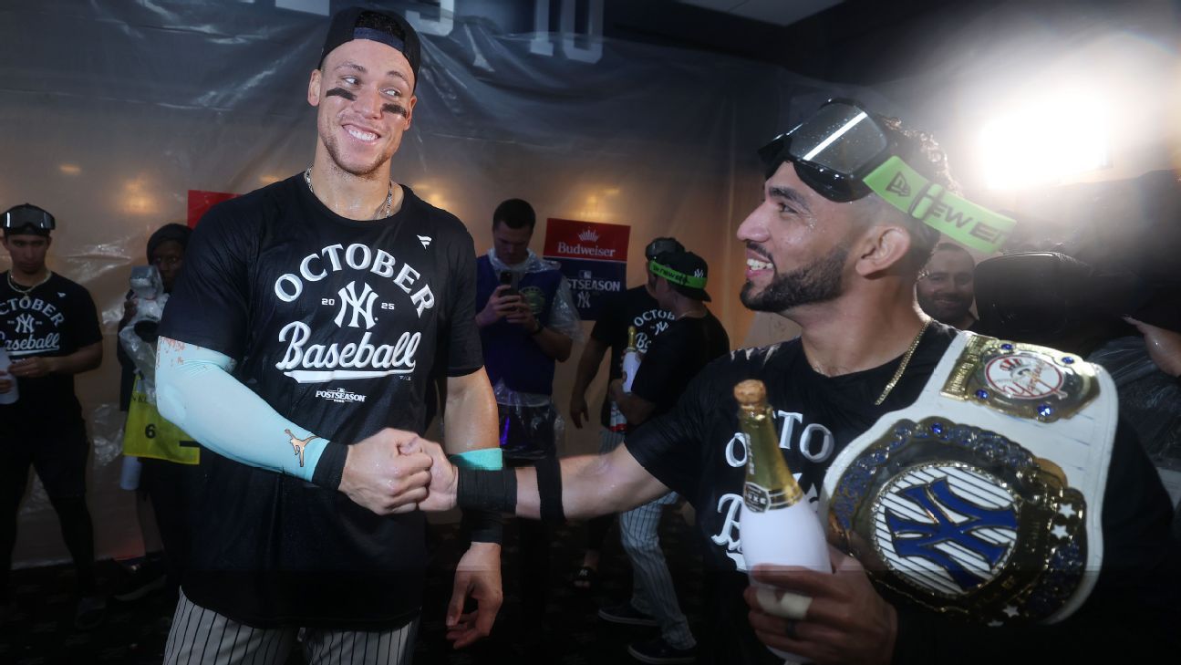 José Caballero con el cinturón de campeón