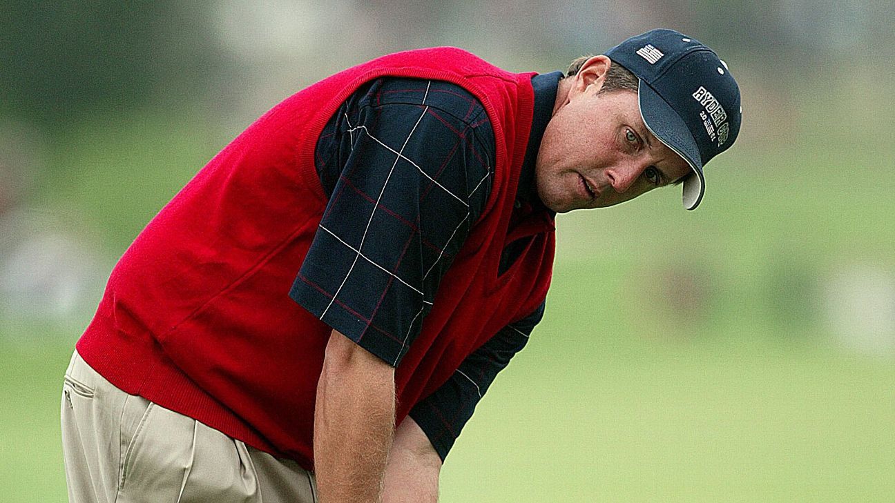 Phil Mickelson en Ryder Cup 2002 con camisa a cuadros y chaleco rojo
